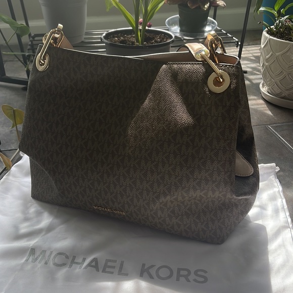 SOLD-Michael Kors Raven Large Shoulder Tote - Picture 10 of 11